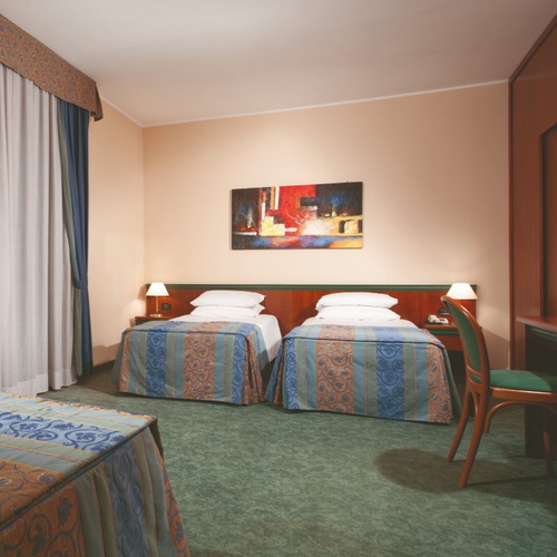 Habitación triple hotel raffaello milán Habitación triple hotel raffaello milán